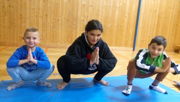 Zdravý pohyb, jóga v tělocvičně školy - Lukešová 