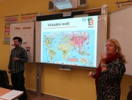 na tabuli je promítána přednáška Virtuální svět