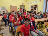 děti v lavicích poslouchají výklad