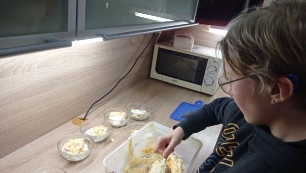 Připravujeme poháry s kamarády z dětského domova