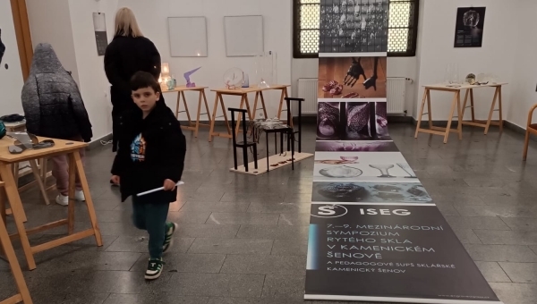 Návštěva adventního městečka a výstava Rytého skla na radnici