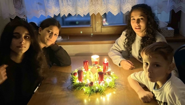 První svíčka na adventním věnci: Naděje