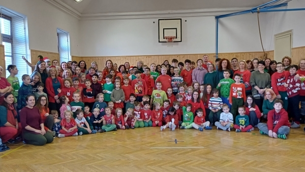 Zpívání na schodech a červenozelený den 