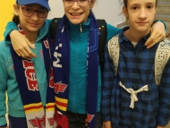žáci v modrém