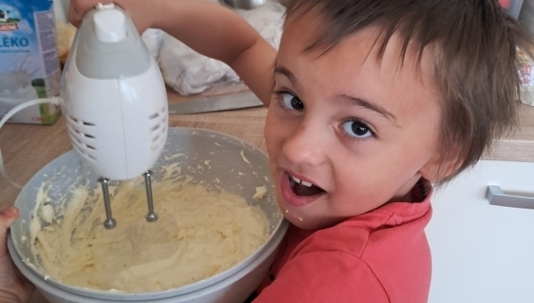 Jak Šárka s Patrikem pekli dort