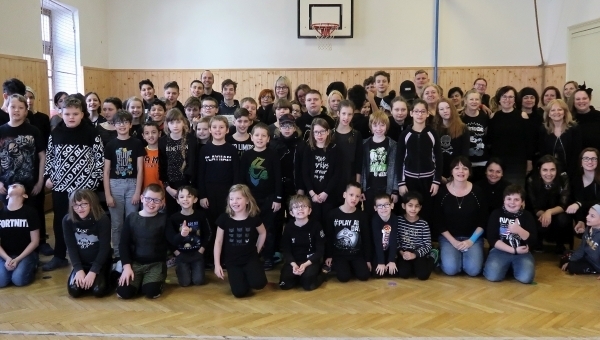 Černý (ale ne smutný) den – hranice 1000 kusů oblečení překonána!