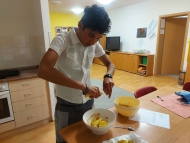 Míchání brambor s marinádou