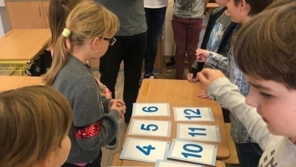 Americký učitel v hodinách AJ u dětí se speciálními vzdělávacími potřebami ve škole pro sluchově postižené v ČB