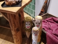 vánoční výstava - vánočka a panenky ze špalíčků dřeva