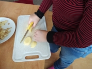 Děti krájí brambory
