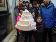 děti s rekvizitou dortu