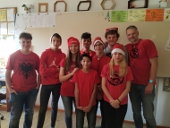 děti a učitelé v červeném oblečení