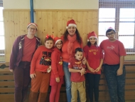 děti a učitelé v červeném oblečení
