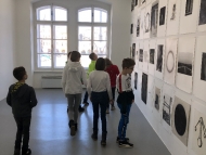 děti si prohlížejí obrazy v galerii