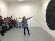 děti si prohlížejí obrazy v galerii