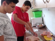 Chlapci porcují kuře