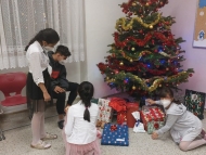 Hledání dárků pod stromečkem